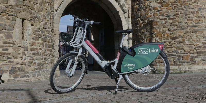 Ein Fahrrad steht vor dem Ahrtor in Ahrweiler