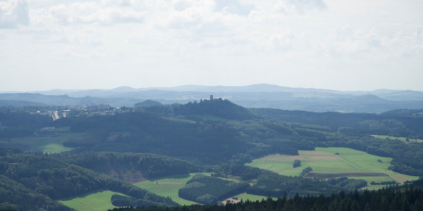 Nürburg und Nürburgring in der Landschaft